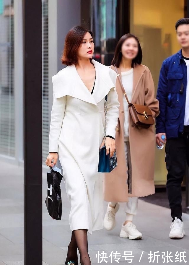 穿搭上一双:女性穿搭高跟鞋,凸显出优雅时尚的身姿