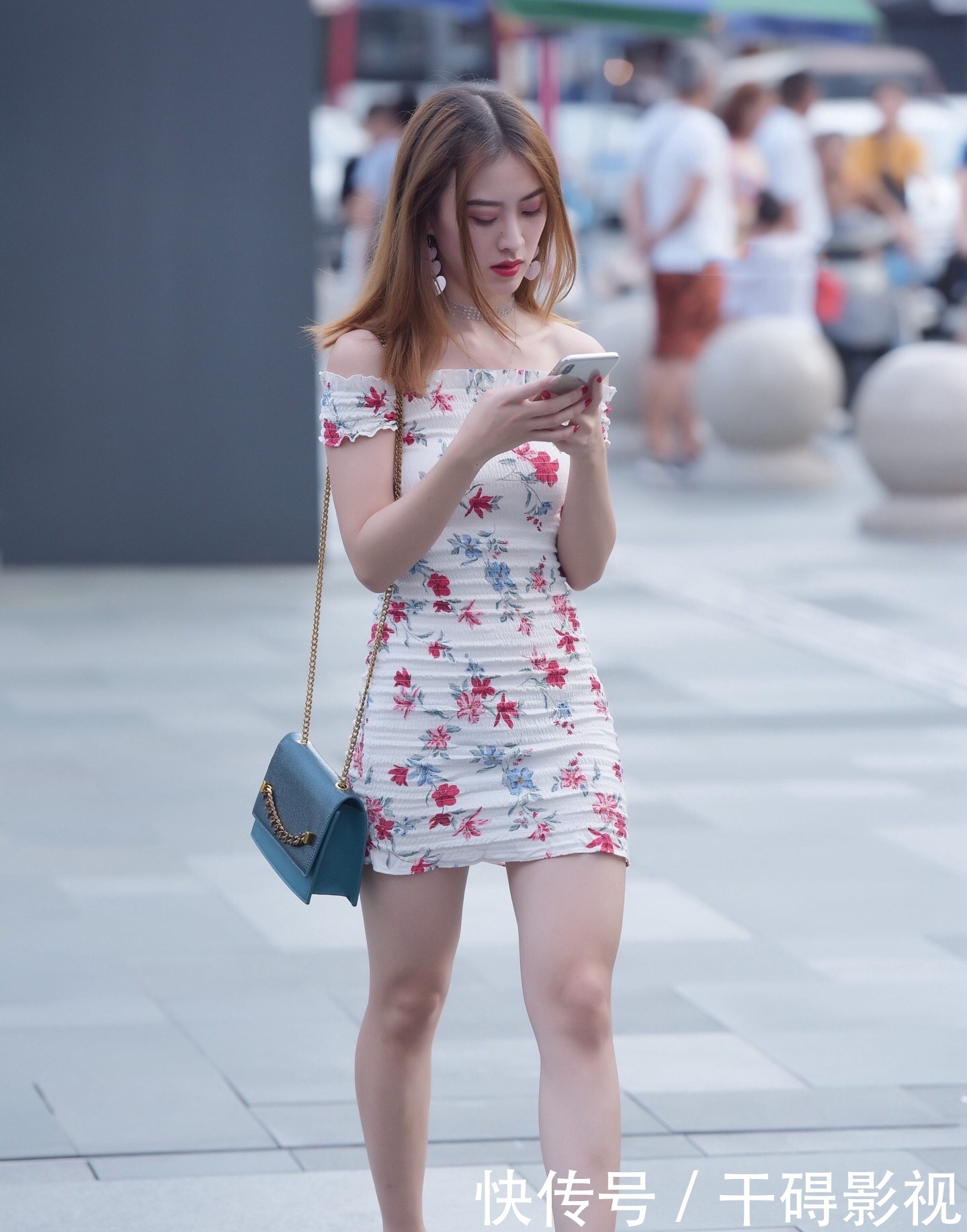  『清新』露肩紧身短裙，穿出清新女人味