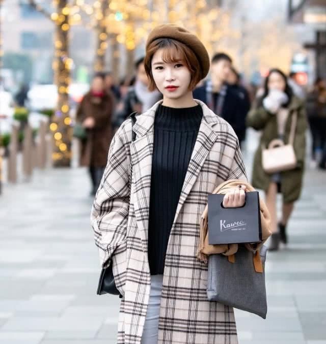 「美女」美女白色的呢质大衣简洁帅气，轻松穿出挺拔靓丽的好身姿