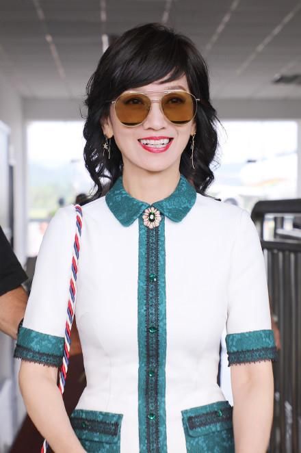 赵雅芝真会穿!64岁居然学24岁姑娘穿紧身装,网友:说她24我也信