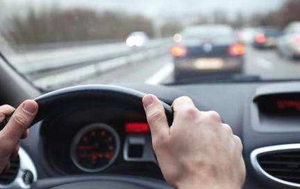 为什么开车上路，看到有些司机明明右转，却打开着左转向灯？