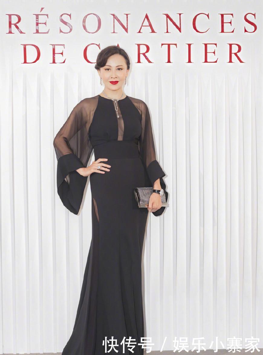 52岁的刘嘉玲梳起了菠萝头,小黑裙下面穿渔网袜,真够任性的!