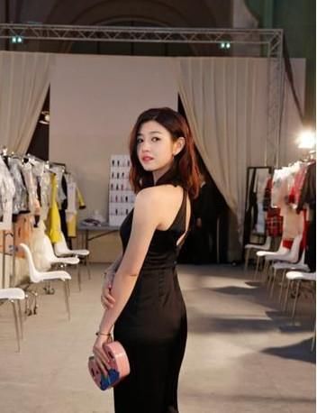 换上这条裙子后，陈妍希不止美了八个度