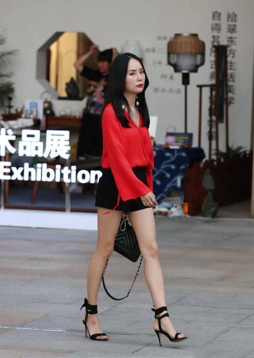 街拍：一个女人，一旦踏上一双高跟鞋，她眼里的世界就不一样了