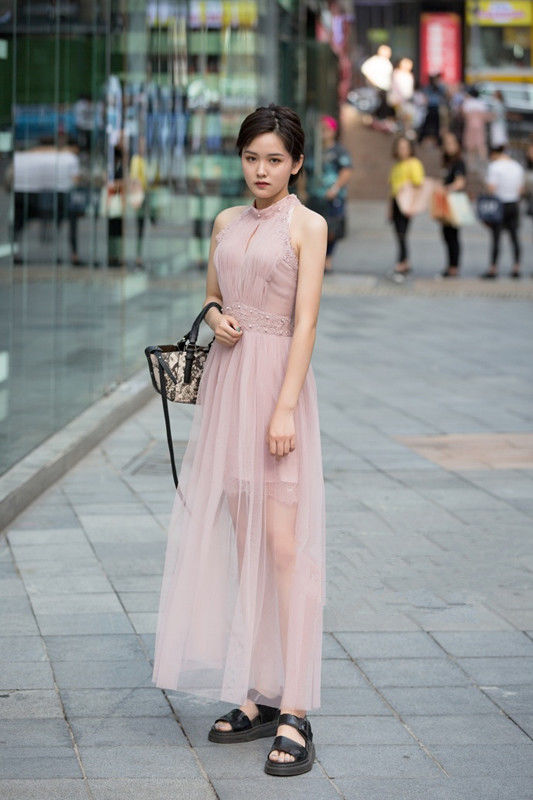 重庆街拍:伴娘礼服穿出小公主，百褶长款珍珠腰带吊带连衣裙