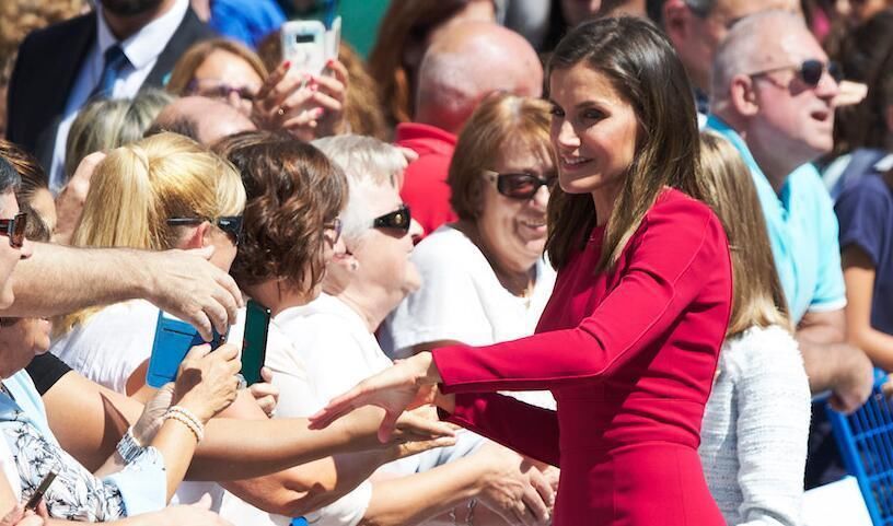 西班牙王后再次“惊艳”全场!一袭红色连衣裙抢镜，优雅又大气!