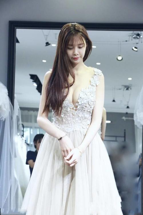 沈梦辰这背带裙穿的又短又紧，一走路就尴尬，网友：白给我都不要