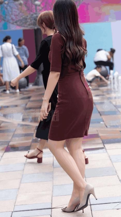 街拍：刚出“游泳池”出来的30岁少妇，公众场合先生注意你的手