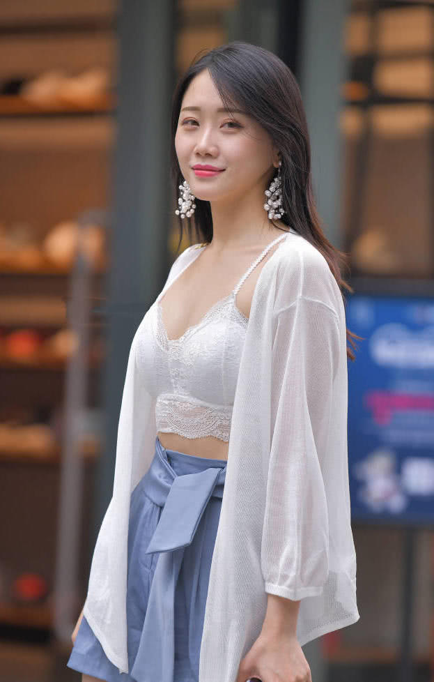 小姐姐吊带文胸装出门,再加上这样高挑的身材,那简直就是完美