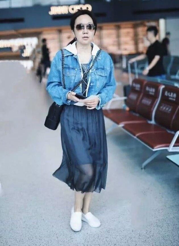 闫妮这次扛不住了!素颜现身老了不止十岁，网友:终于相信你47了