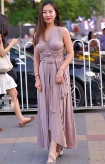 街拍：迷人的紧身打底裤美女，尽显女神的甜美感