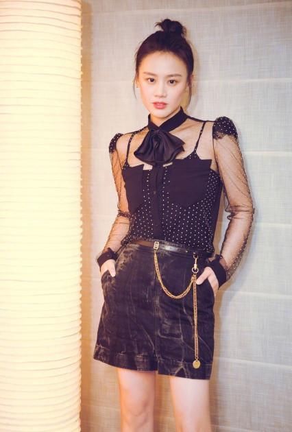 马思纯真大胆,吊带外穿“透视装”就亮相活动,黑色垫肩太抢镜!