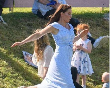 凯特王妃再穿平价连衣裙,草地奔跑很活泼,胸前扣子成负担