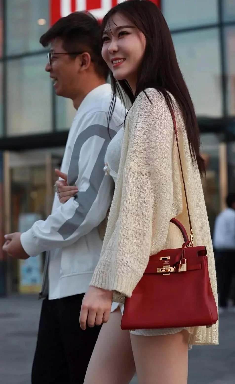 气质小姐姐包臀裙性感迷人尽显女神风采，网友：男朋友得意的表情