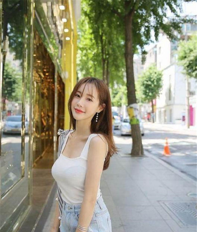「个性」路人街拍:小姐姐最新时尚装扮,这个搭配有个性