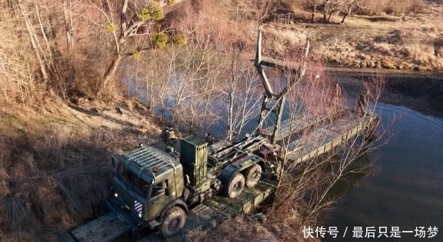  [无人机]俄军工程兵团架设重型机械化桥无人机从独特角度拍摄架桥过程