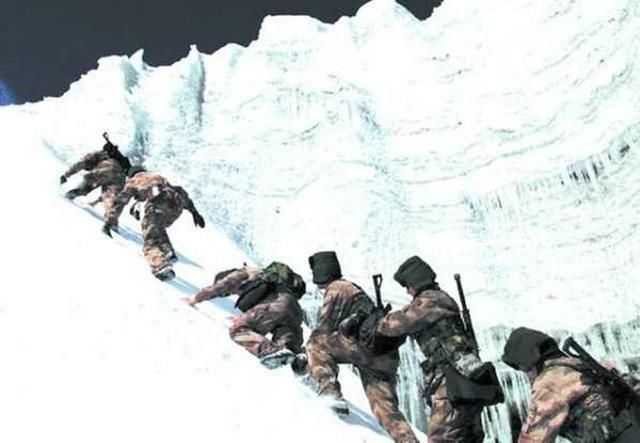 中国此民族是蓝眼睛高鼻梁，讲的是外语，坚守中国边境不被入侵