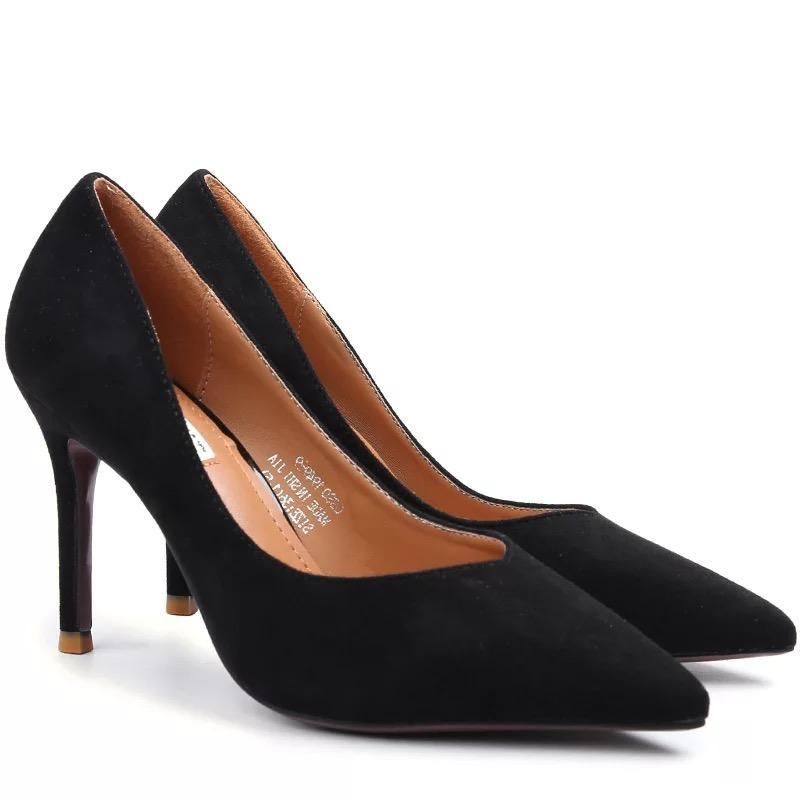 怀旧复古皮料的性感尖头高跟鞋，既性感又怀旧