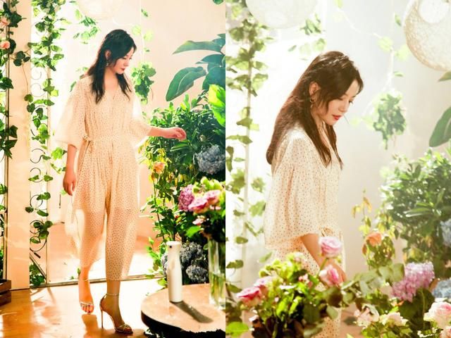 赵薇褶皱条纹裤现身，看到裤裆瞬间我瞎了，网友：身材好就行了！