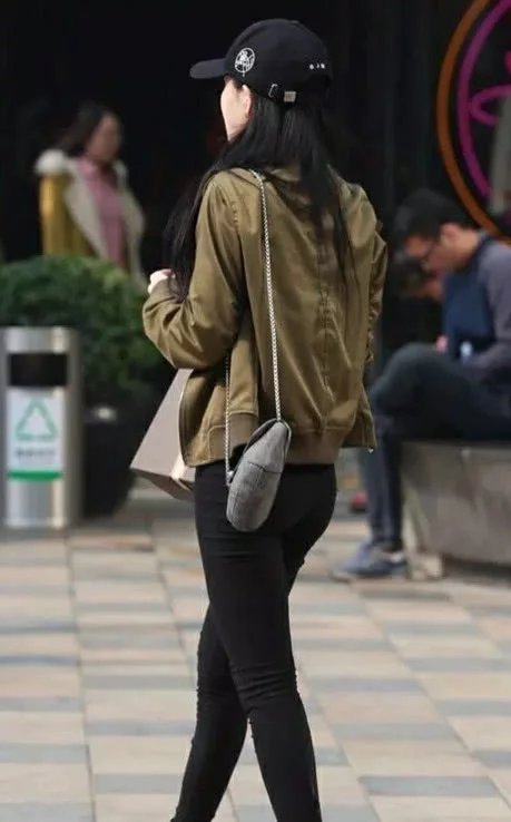 气质小姐姐紧身运动装绷出柔美曲线,网友:36D傲人的胸围横向发