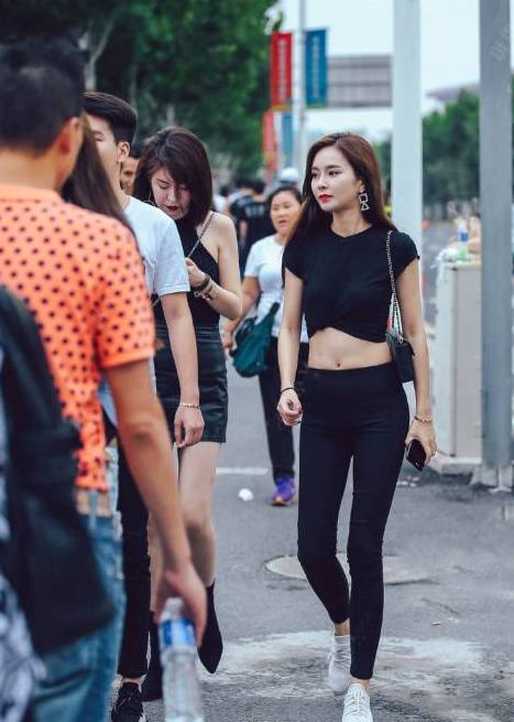 凹凸有型的打底裤美女，充满阳光活力，清新又养眼！