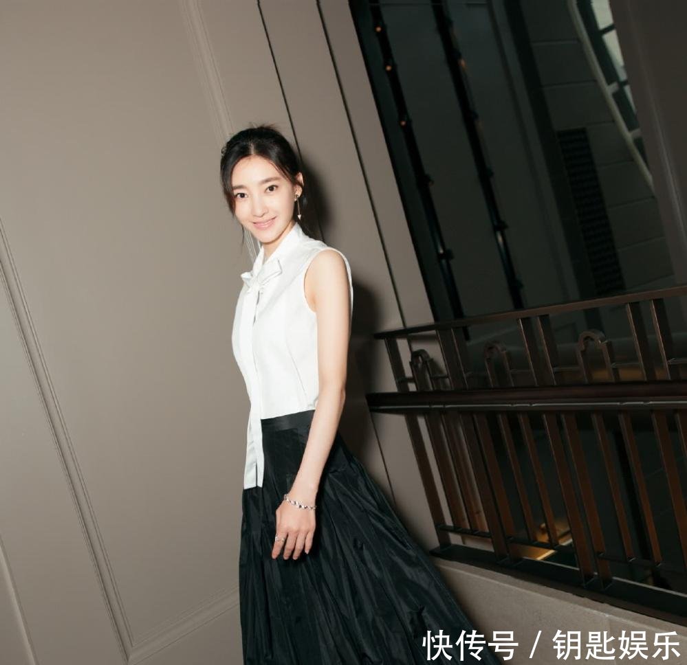 王丽坤真猛! 这么紧的上衣也要硬塞进去, 网友: 为了显瘦豁出去了