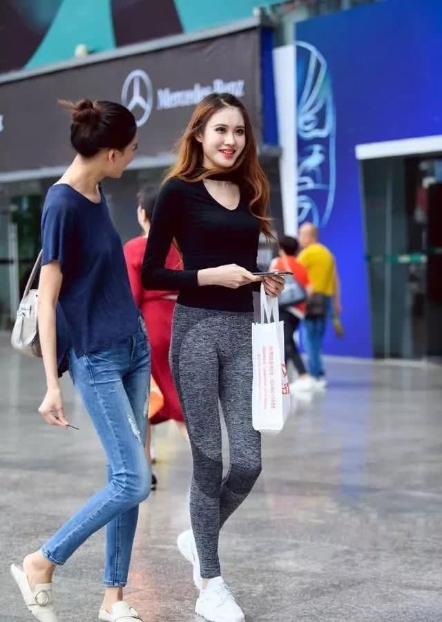 紧身裤彰显独特个性的时尚感，不管你是哪类女生基本上都是好穿搭