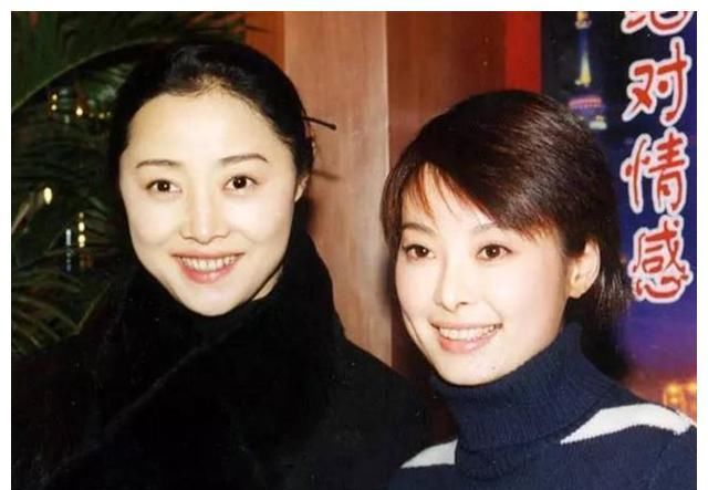  「服饰」她是张若昀的继母，出道即巅峰，如今52岁依旧有韵味