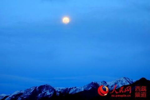「雪域」雪域拉萨薄云难挡“超级月亮”