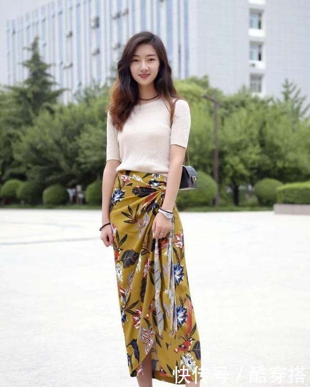 身材:美女街拍颜值很高的小姐姐,穿搭吊带裙,显得身材十分曼妙