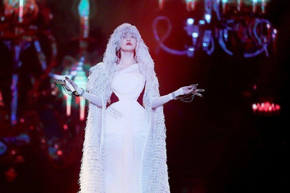 张韶涵满头白发不吓人，这“针管腰”一看就不像正常人?