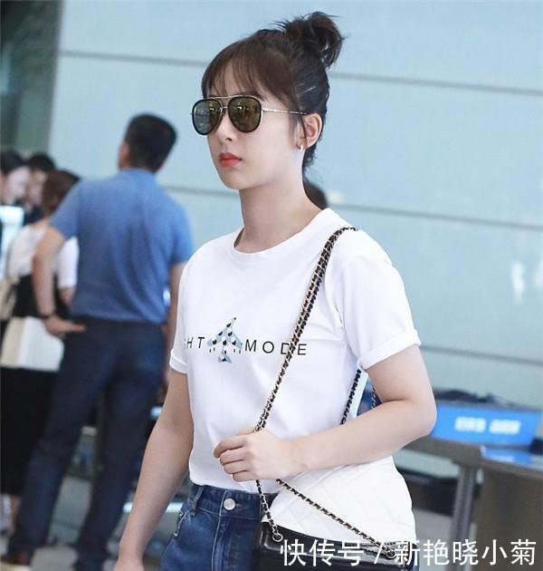 杨紫硬是把直筒裤穿成了紧身裤，居然还塞进T恤，网友显腿粗