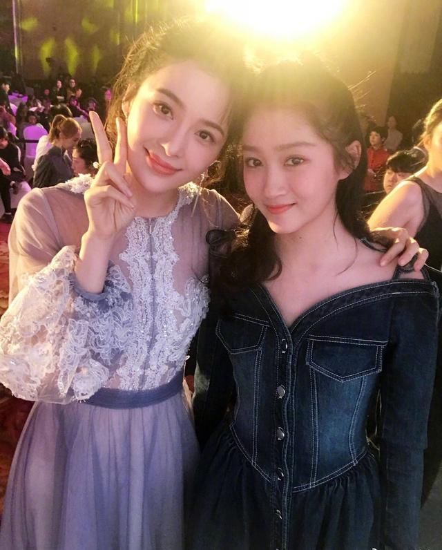 170的赵韩樱子同框173关晓彤，谁的身高说了谎，一看便知!