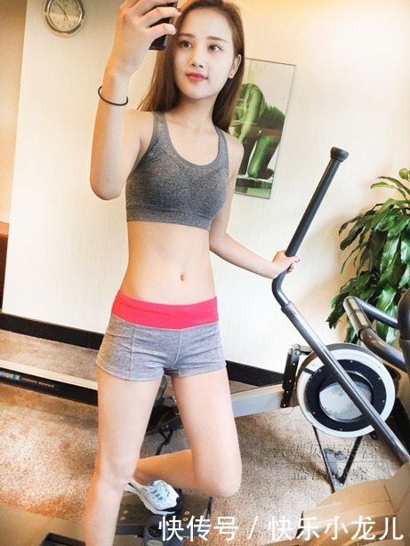  身段|小姐姐穿紧身打底裤，突显魔鬼傲人身段，散发性感女神独特魅力！