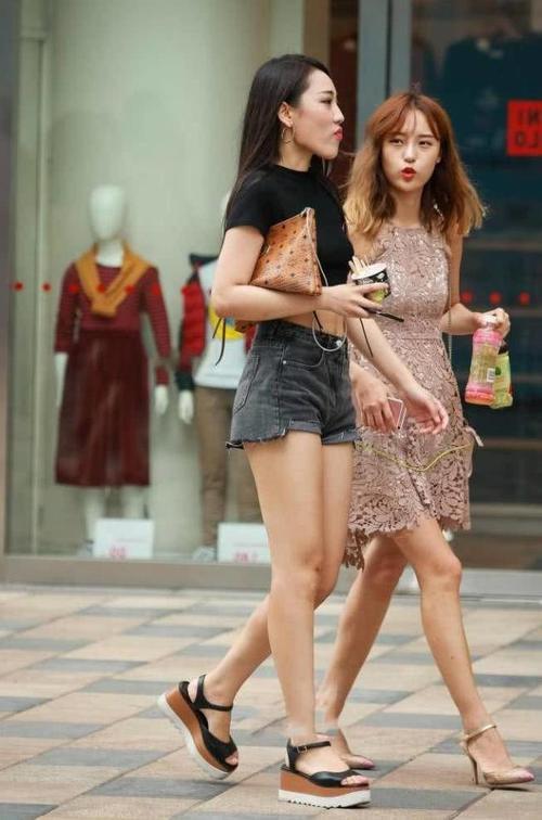街拍：闺蜜一起逛街，短裤和连衣裙各有千秋，十分的妩媚迷人！