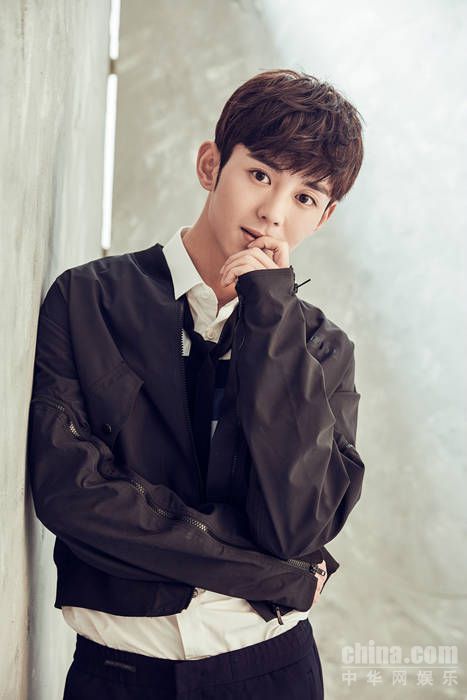 蓝博黑色夹克写真曝光 青春帅气时尚感MAX