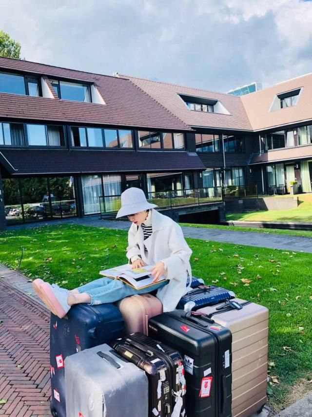 这才是海清，出门都不忘学习，分分钟化身学霸的节奏！