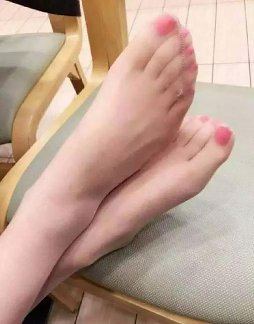 高跟鞋的神奇在于，它让女人变的柔和温软