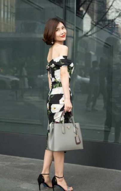 衬衣|街拍:美女浅蓝色衬衣配紧身牛仔,长相清秀,笑容甜美可爱