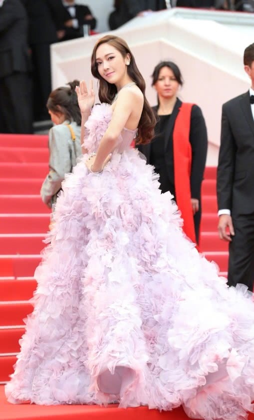 郑秀妍是怎么做到这样的？不需要皮带扣都能勒住，简直太牛了