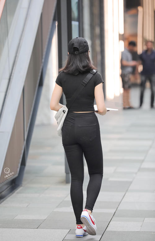 街拍：女子紧身衣VS紧身包臀裙，哪个小姐姐更好看?