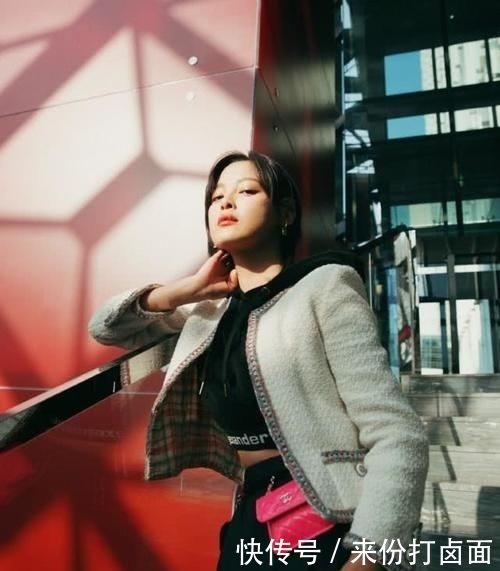 [ 奢侈]大胆穿52600报纸吊带裙显超模身材，心疼蓝盈莹，辛芷蕾发福更“奢侈”