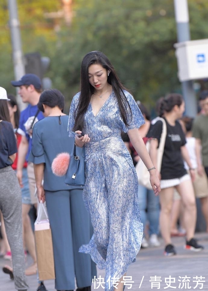  #时尚姑娘#街拍：连衣裙有多美，穿过才能够体会