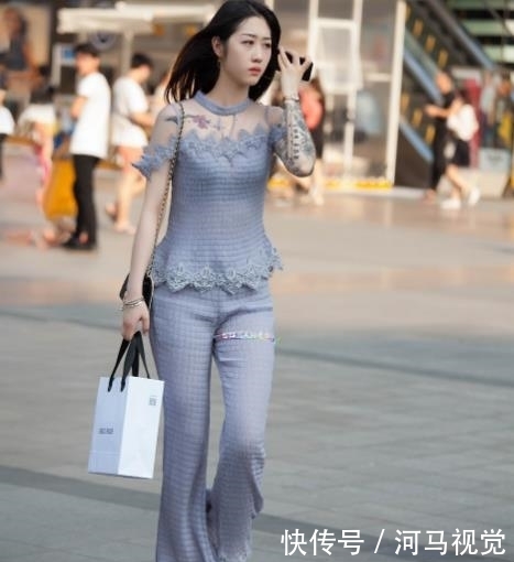 # 立功#美女巧搭吊带, 美的货真价实，喇叭裤又立功了,