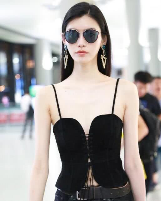 奚梦瑶真厉害，穿吊带却搭了双过膝长靴居然不丑，不愧是超模