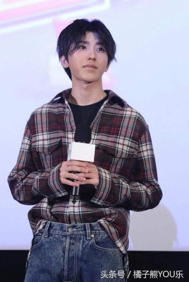 一向白净的蔡徐坤被打扮成保守的理科男？惨被吐槽的他还好颜值高