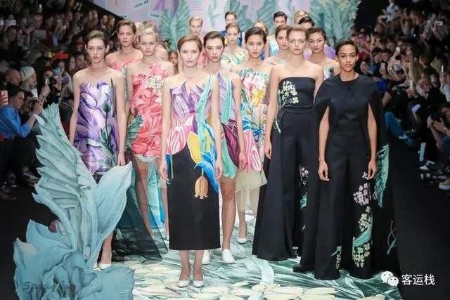 俄罗斯足球队借过，轮到时尚军团上场了|会玩