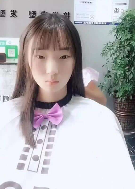小眼睛女孩换发型, 剪了个刘海, 整个人的气质都变了