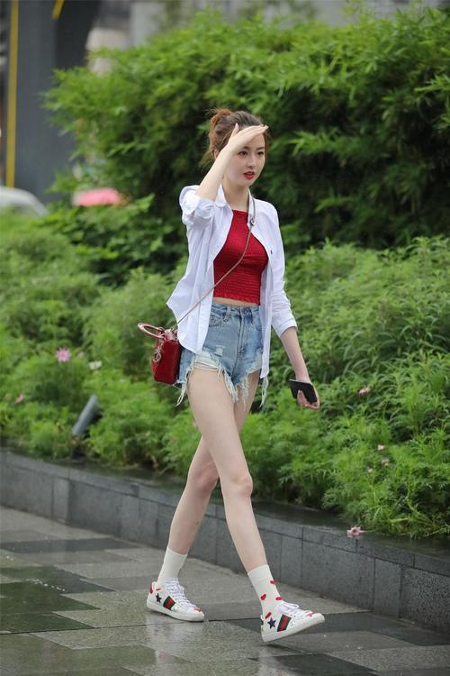 街拍：气质美女，一双白白长腿让女人羡慕