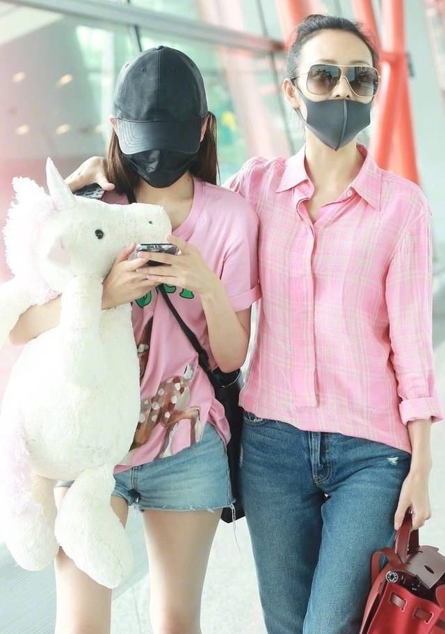 35岁王鸥和20岁宋祖儿同穿粉色上衣现身机场，一个少女一个大妈